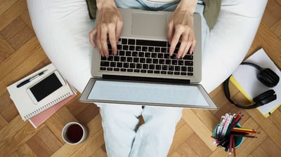 Should You Opt for Online Bookkeeping or Traditional In-Person Bookkeeping?